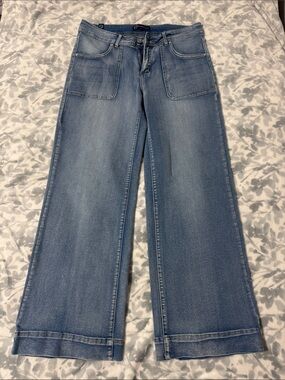 Women's Light Wash Wide-Leg Jeans with Front Patch Pockets